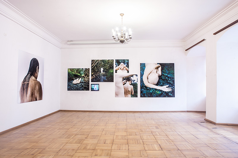 Urszula Kluz-Knopek, Mono no aware, widok wystawy. Fotografie pochodzą z różnych cykli powstały między 2009 a 2016 rokiem. Urszula Kluz-Knopek, Mono no aware, widok wystawy. Fotografie pochodzą z różnych cykli powstały między 2009 a 2016 rokiem.