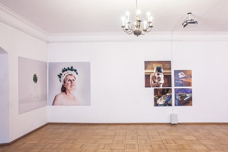 Urszula Kluz-Knopek, Mono no aware, widok wystawy. Fotografie pochodzą z różnych cykli powstały między 2009 a 2016 rokiem. Urszula Kluz-Knopek, Mono no aware, widok wystawy. Fotografie pochodzą z różnych cykli powstały między 2009 a 2016 rokiem.