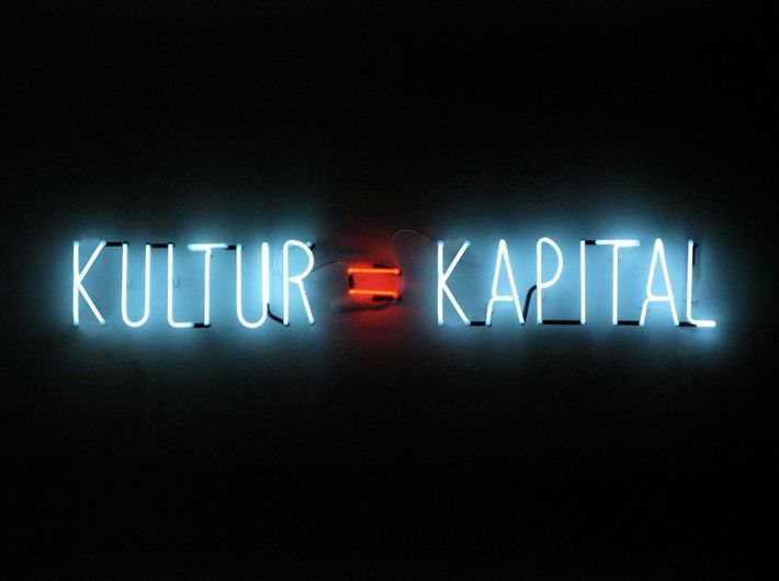 Alfredo Jaar, Kultur = Kapital, 2012, neon, 100 x 800 cm, Thomas Schulte Galerie, Berlin.
