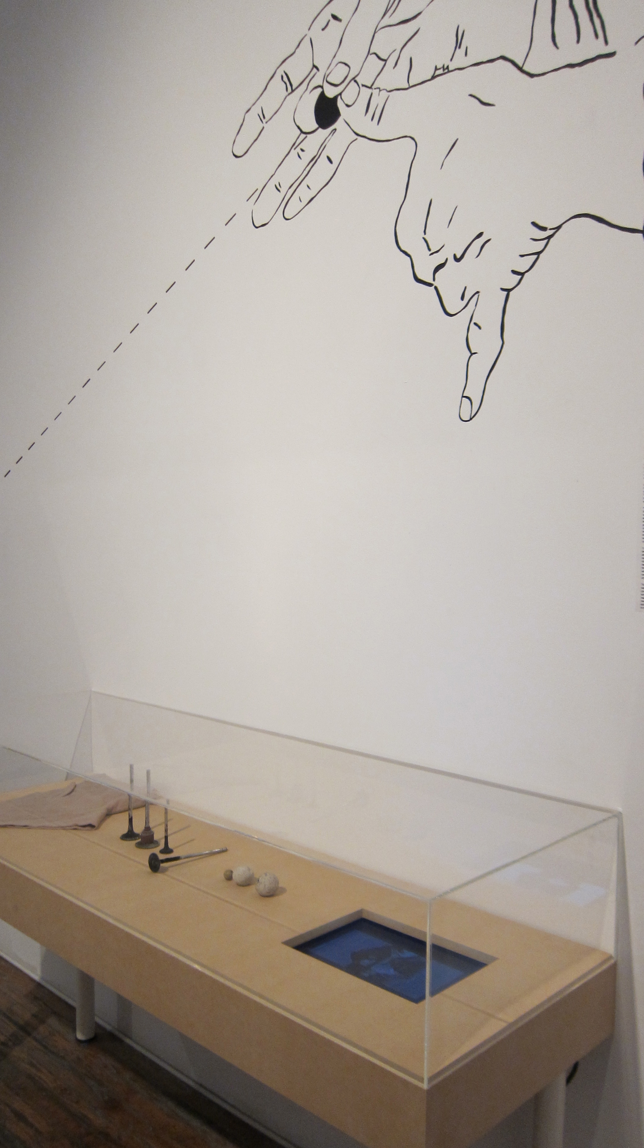 Hiwa K, "For the Few Socks of Marbles", 2012, wideo, rysunki na ścianie, obiekty w witrynie 
