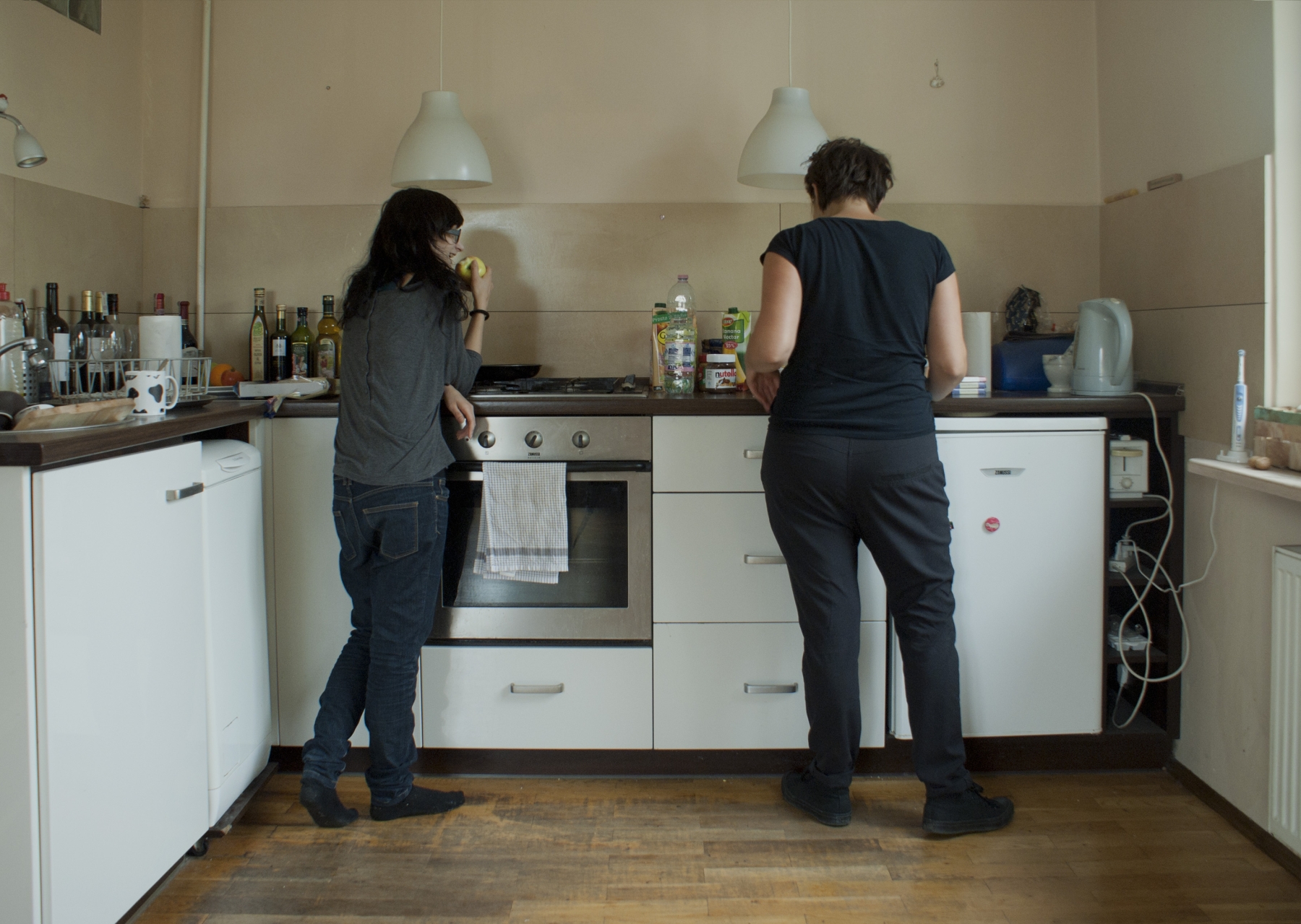 Liliana Piskorska, Ela Jabłońska i Liliana Piskorska w kuchni Eli Jabłońskiej, z cyklu Zawsze byłam z Tobą, 2013, fotografia. Dzięki uprzejmości artystki