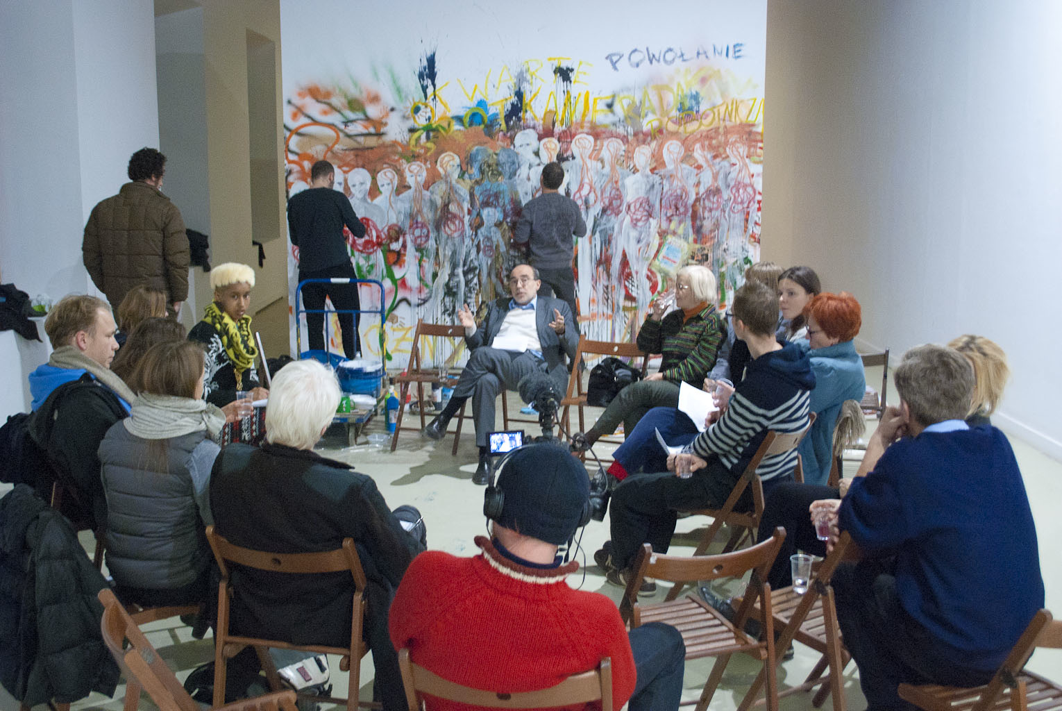 Dyskusja z udziałem pracowników i dyrekcji, na tle kolektywnego malowidła WHC, 11.12.2013, fot. Gabriella Csoszó