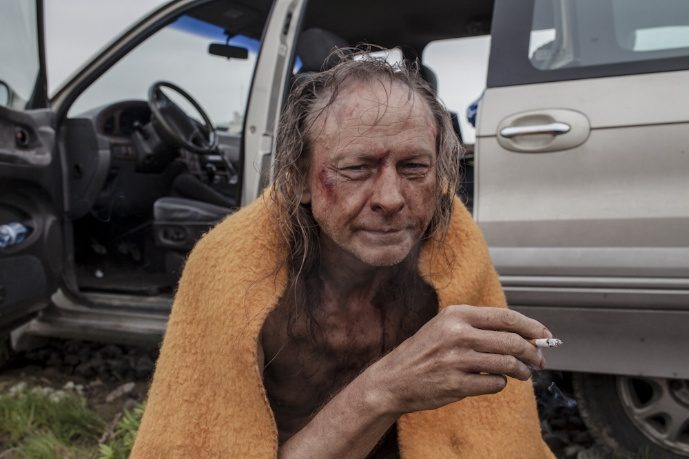 Zbigniew Libera w trakcie sesji do fotografii Wolny strzelec, 2013, fot. Anna Grzelewska. Dzięki uprzejmości galerii Raster Zbigniew Libera w trakcie sesji do fotografii Wolny strzelec, 2013, fot. Anna Grzelewska. Dzięki uprzejmości galerii Raster