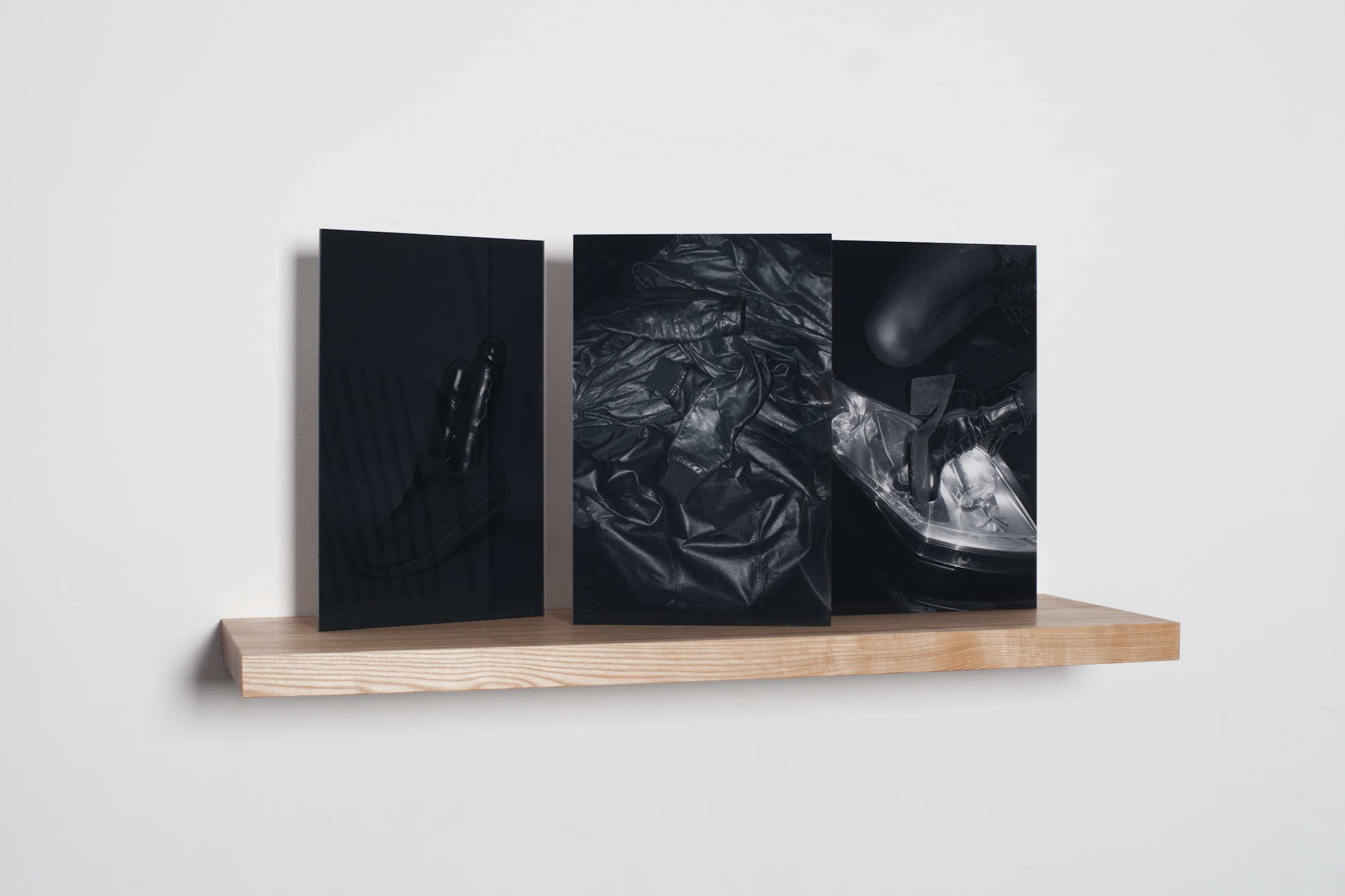  "półka z trzema czarnymi zdjęciami", 2013-14, 3 x 30x45 cm