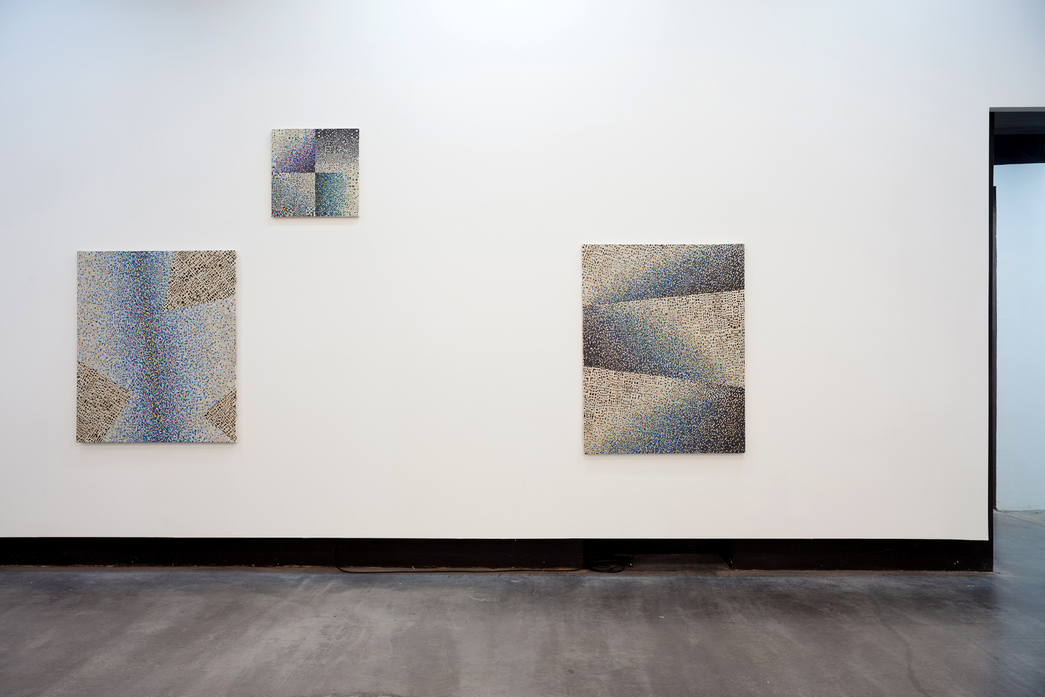  Mateusz Szczypiński, Somewhere Between - Our Matters, 2014. Widok wystawy. Dzięki uprzejmości Galerie Parrotta Contemporary Art
