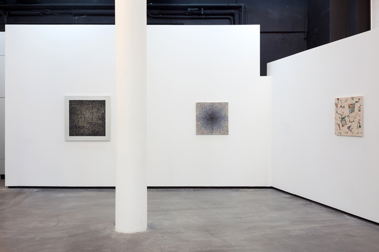 Mateusz Szczypiński, Somewhere Between - Our Matters, 2014. Widok wystawy. Dzięki uprzejmości Galerie Parrotta Contemporary Art