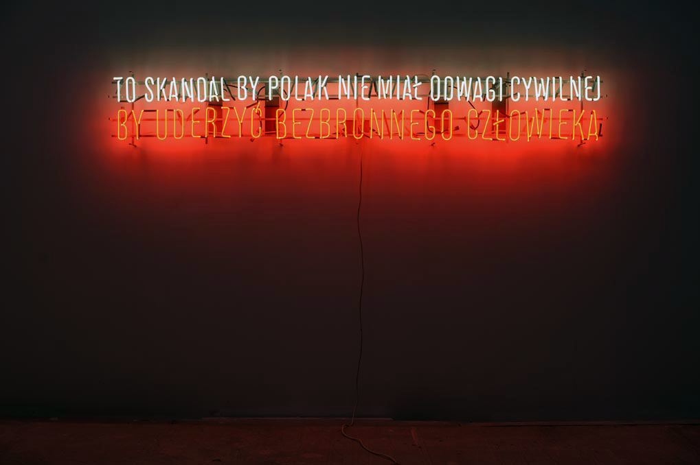 Hubert Czerepok,To skandal, by Polak nie miał odwagi cywilnej, by uderzyć bezbronnego człowieka, 2011, neon, 270 x 55 cm