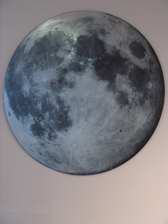 Bez tytułu (Księżyc), 2014 Lustro, druk, Ø 140 cm