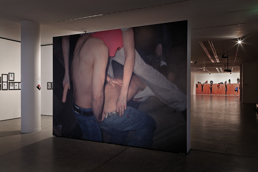 Widok ekspozycji „Crimestory” z pracami Karola Radziszewskiego „Fag Fighters”  i Grzegorza Drozda „Gigant”, dzięki uprzejmości artystów