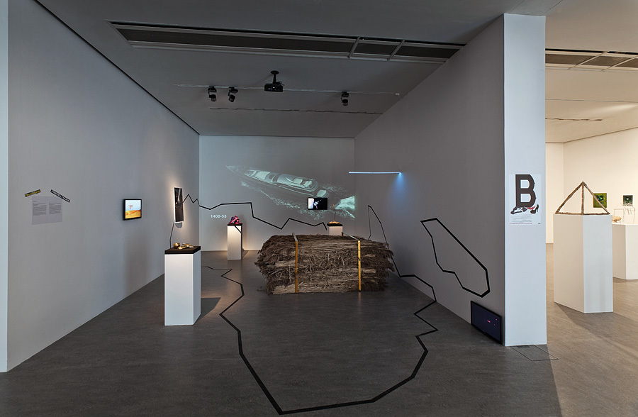 Widok ekspozycji „Crimestory” z pracami Piotra Grabowskiego „Friendly Nuke”, Twożywa i Roberta Wałęki, dzięki uprzejmości artystów