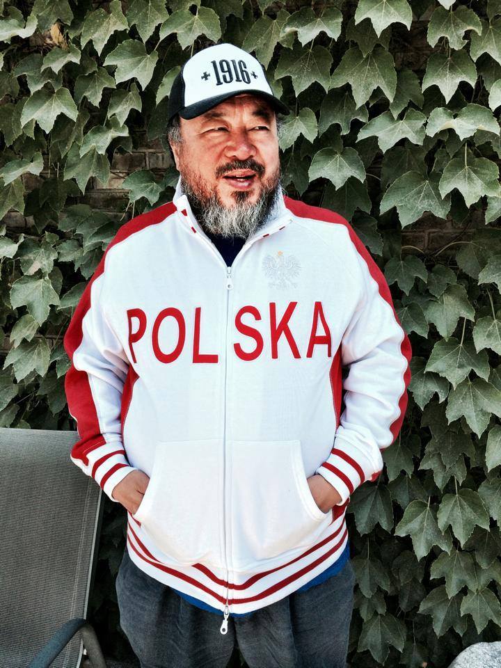 Chiński dysydent ubrany i gotowy do wizyty w Polsce