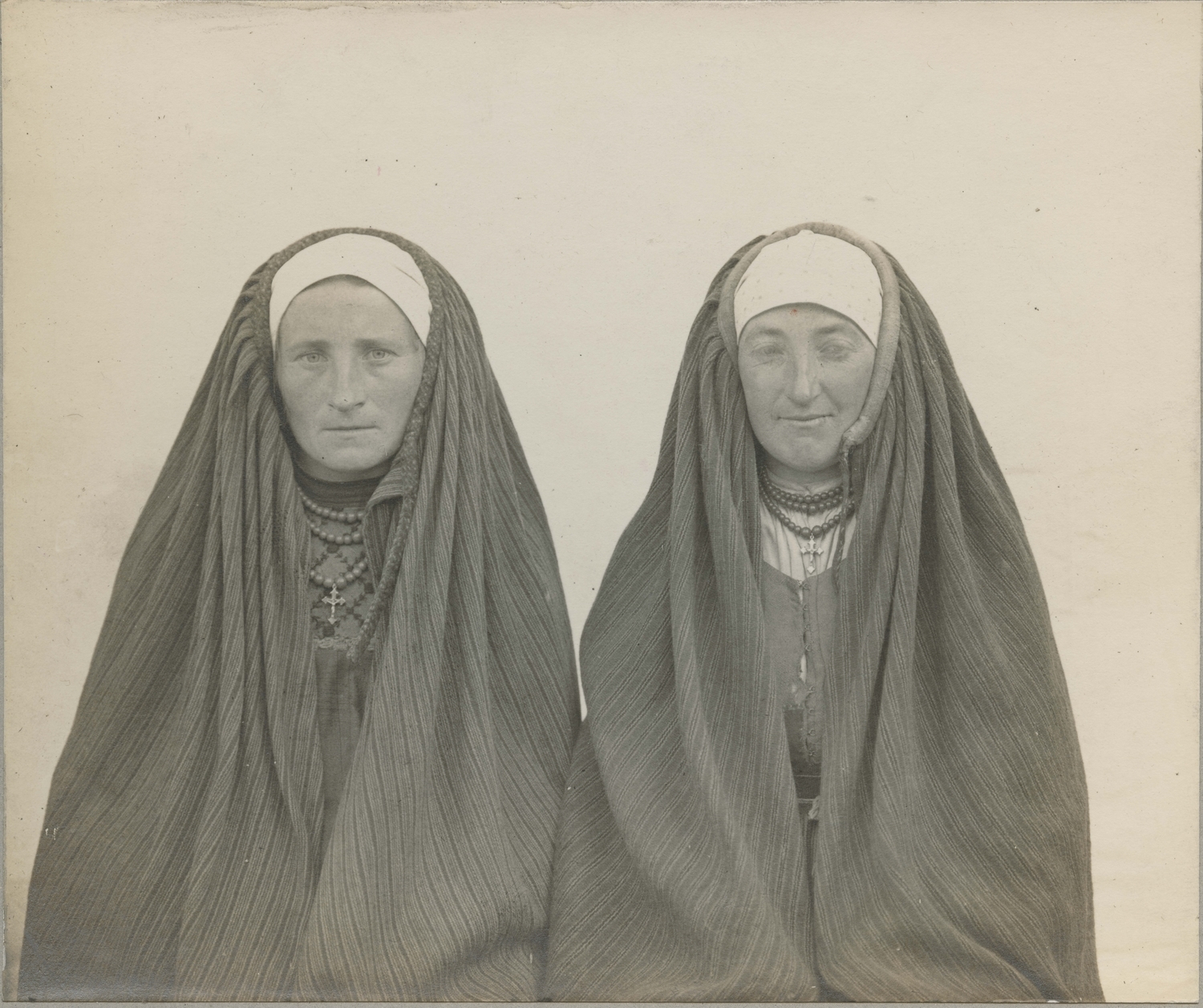 Schultz, „Kobiety w strojach ludowych, kieleckie”, 1916, ze zbiorów Muzeum Etnograficznego im. Seweryna Udzieli w Krakowie. 