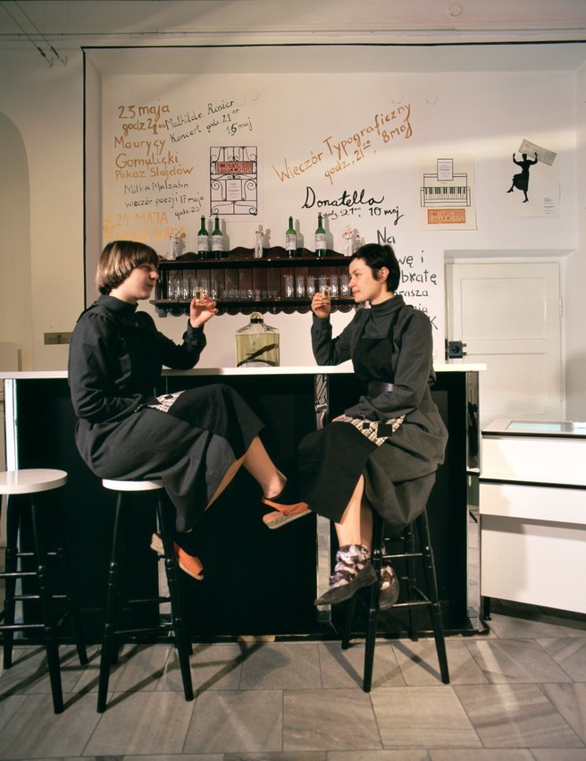 Paulina Olowska i Lucy McKenzie, 'Nova Popularna', 2003, Fundacja Galerii Foksal, Warszawa, dzieki uprzejmosci Fundacji Galerii Foksal Paulina Ołowska i Lucy McKenzie, "Nova Popularna", 2003, Fundacja Galerii Foksal, Warszawa, dzięki uprzejmości Fundacji Galerii Foksal