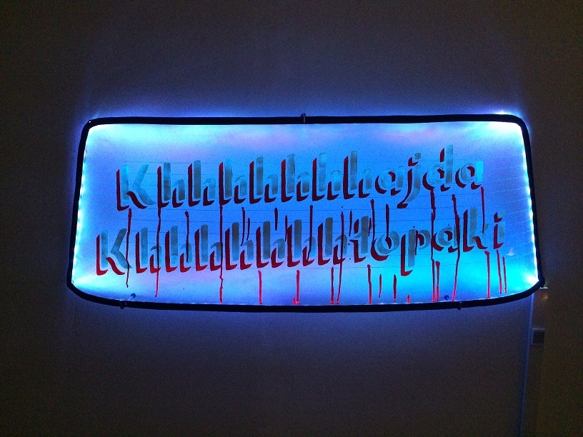 Weeping window (płacząca szyba), szkło, guma, farba, oświtlenie LED, 2014