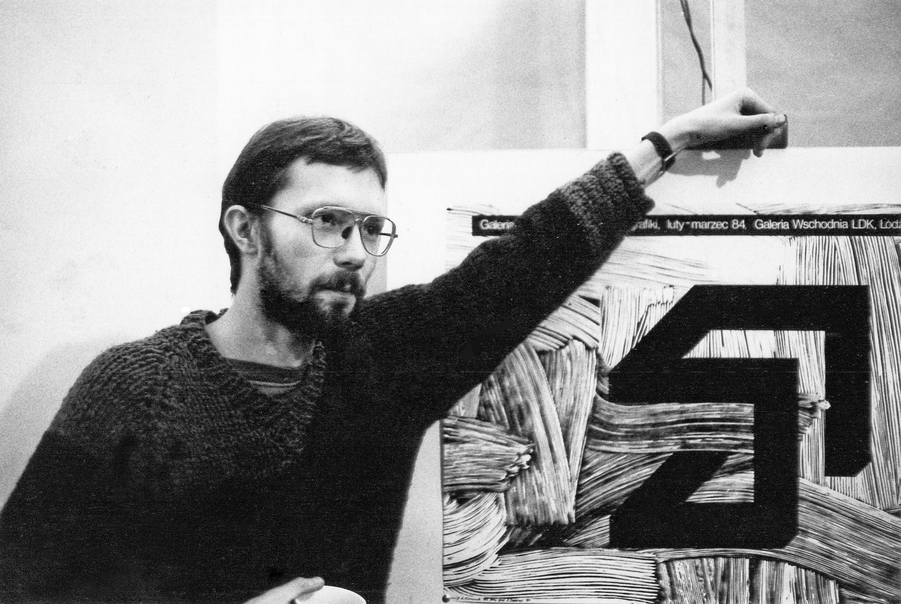 Zbigniew Zieliński Autor logo Wschodniej z zaprojektowanym przez siebie plakatem pierwszej wystawy w galerii 1984