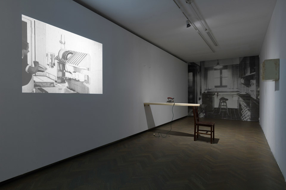Aranżacja scenograficzna kuchni w stylu Bauhaus,Fragment nagrania filmowego z lat 30. XX w. z dokumentacją kuchni Bauhaus 
