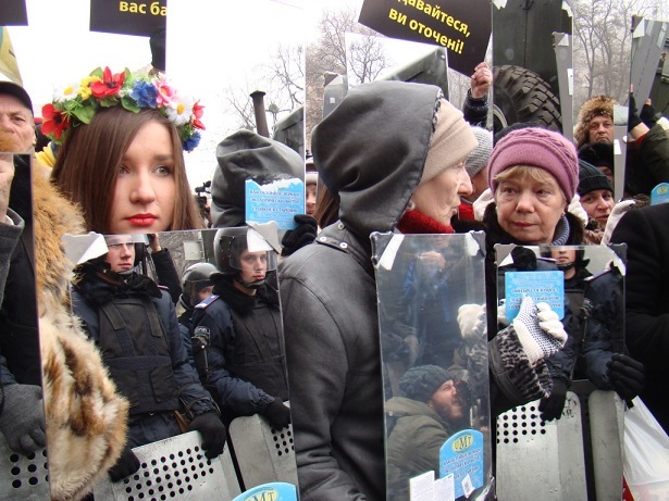 Baner ilustrujący performans Obywatelskiego Sektora Majdanu "Królestwo ciemności zostało pokonane", 2013