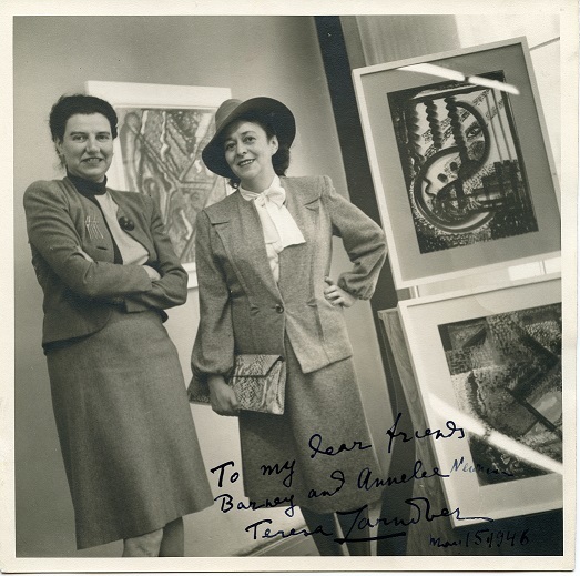 Zdjęcie Teresy Żarnower z Peggy  Guggenheim z wystawy 16 Gouaches z dedykacją dla Annalee i Barnetta Newmanów