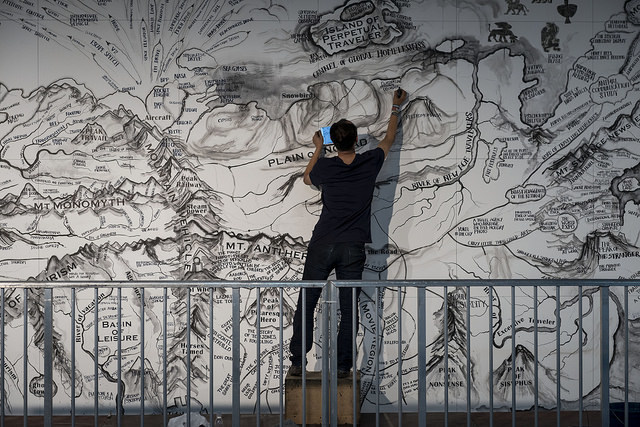 Qiu Zhijie podczas tworzenia swojej pracy w czasie  otwarcia biennale, fot. Leo Eloy