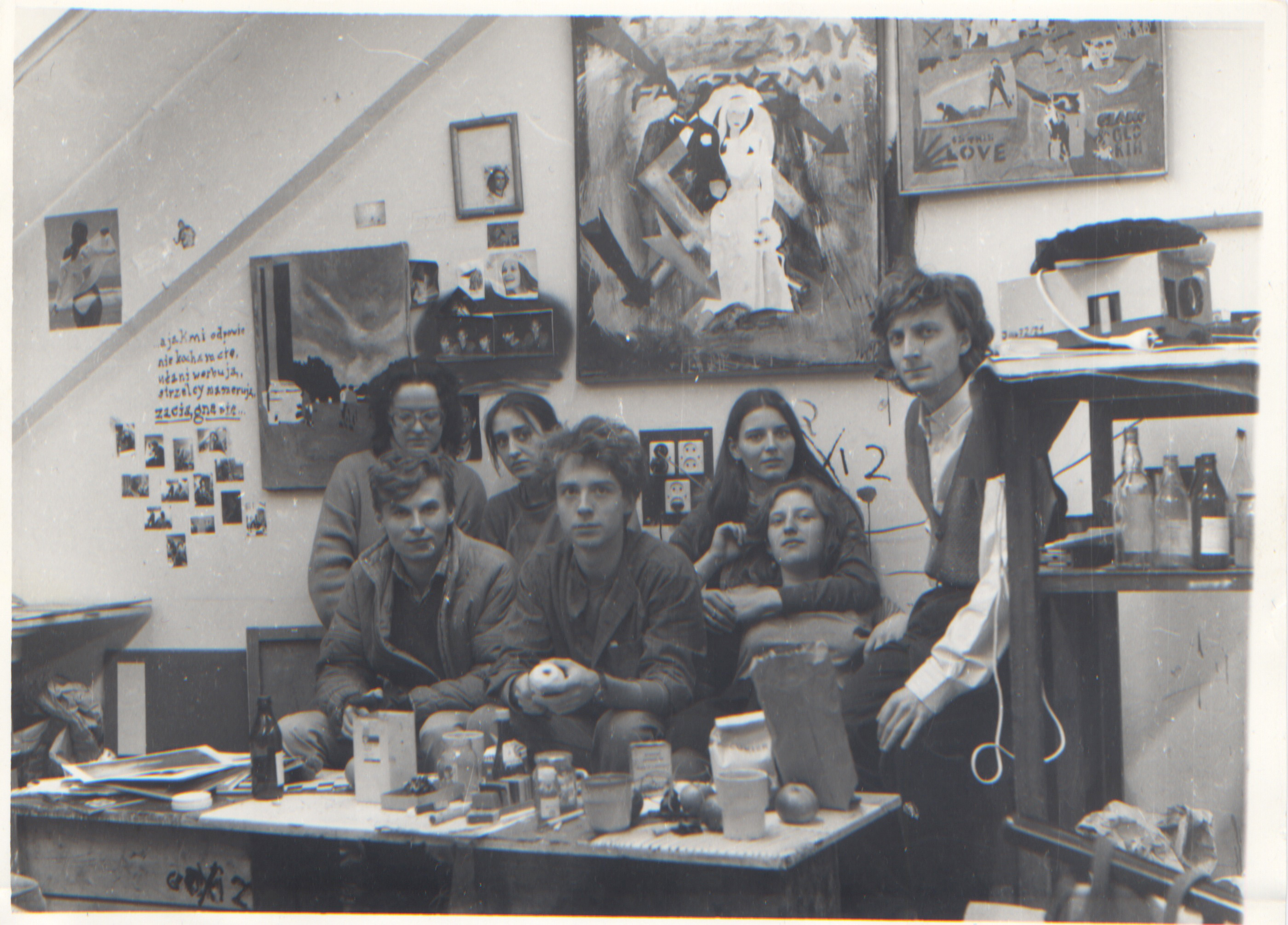 Studenci w pracowni 314, (od lewej:) Anna Bujwid, Małgorzata Mazur, Bożena Grzyb, Andrzej Dakszewicz, (poniżej:) Stanisław Sasak, Piotr Gusta, Ewa Ciepielewska, 1983