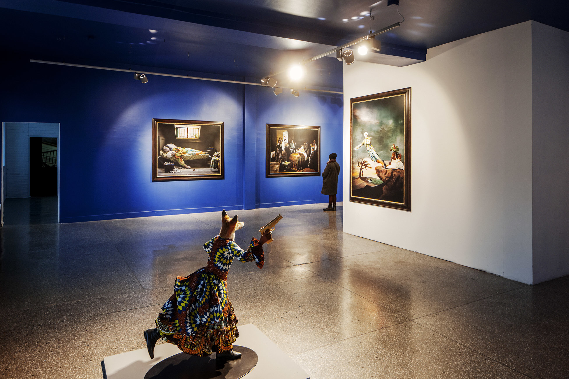 Widok wystawy Yinka Shonibare. Wybrane prace, kur. Patrycja Ryłko, materiały prasowe GGM 1