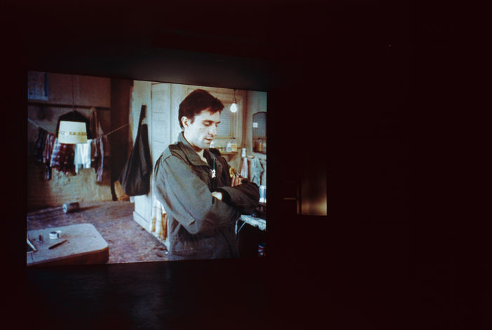 Douglas Gordon, Through a Looking Glass, 1999, instalacja wideo, dzięki uprzejmości Studio lost but found, Berlin