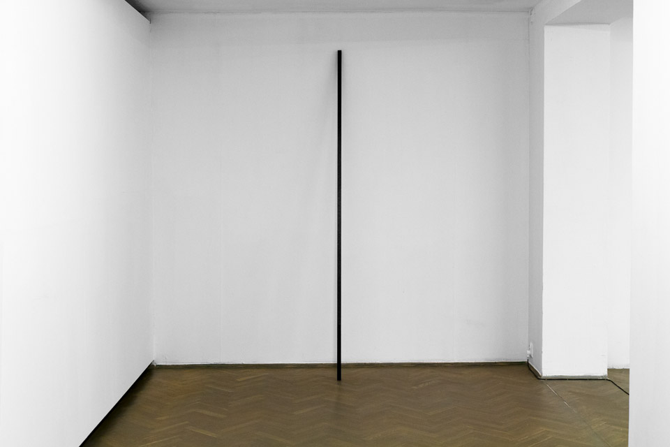 Mateusz Choróbski, 8,2 feets, obiekt, marmur, 250 x 3,5 cm, 2015