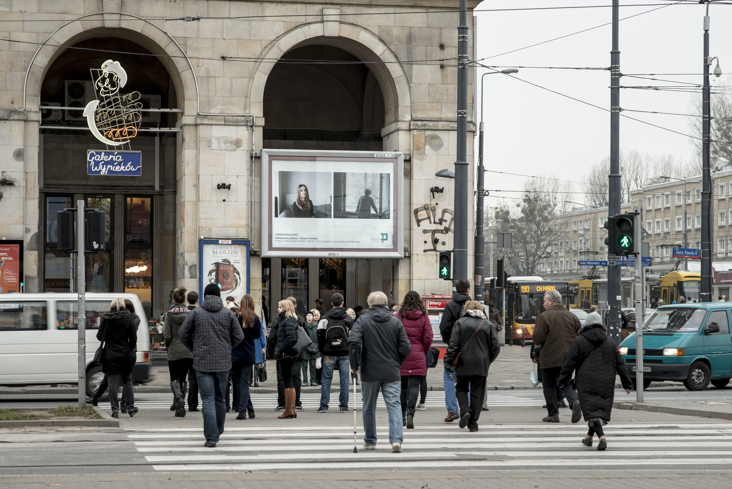 Cykl portretów Jasmine Bakalarz na billboardach na ulicach Warszawy
