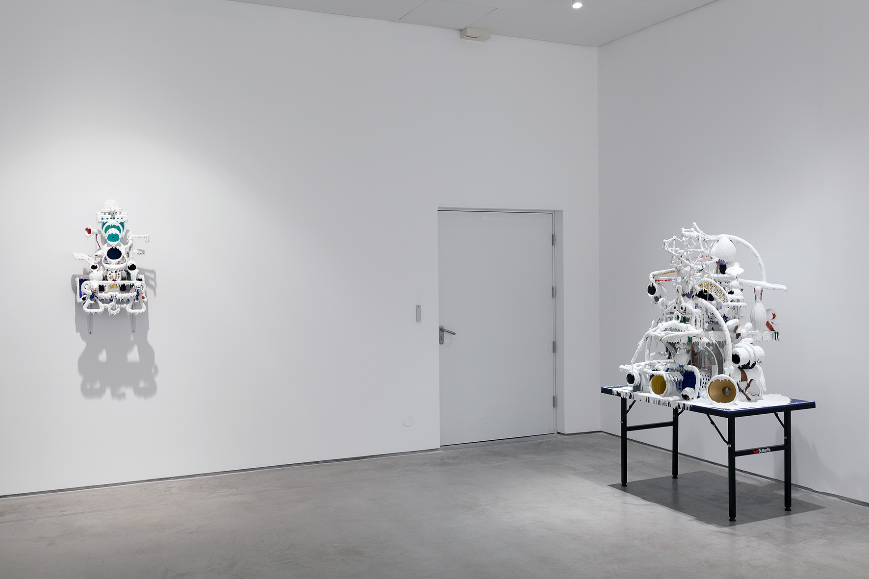 Teppei Kaneuji, Biały wyciek (Przedmioty nagromadzone nr 10), 2010, instalacja, 181 × 176 × 75 cm, © Teppei Kaneuji, dzięki uprzejmości ShugoArts