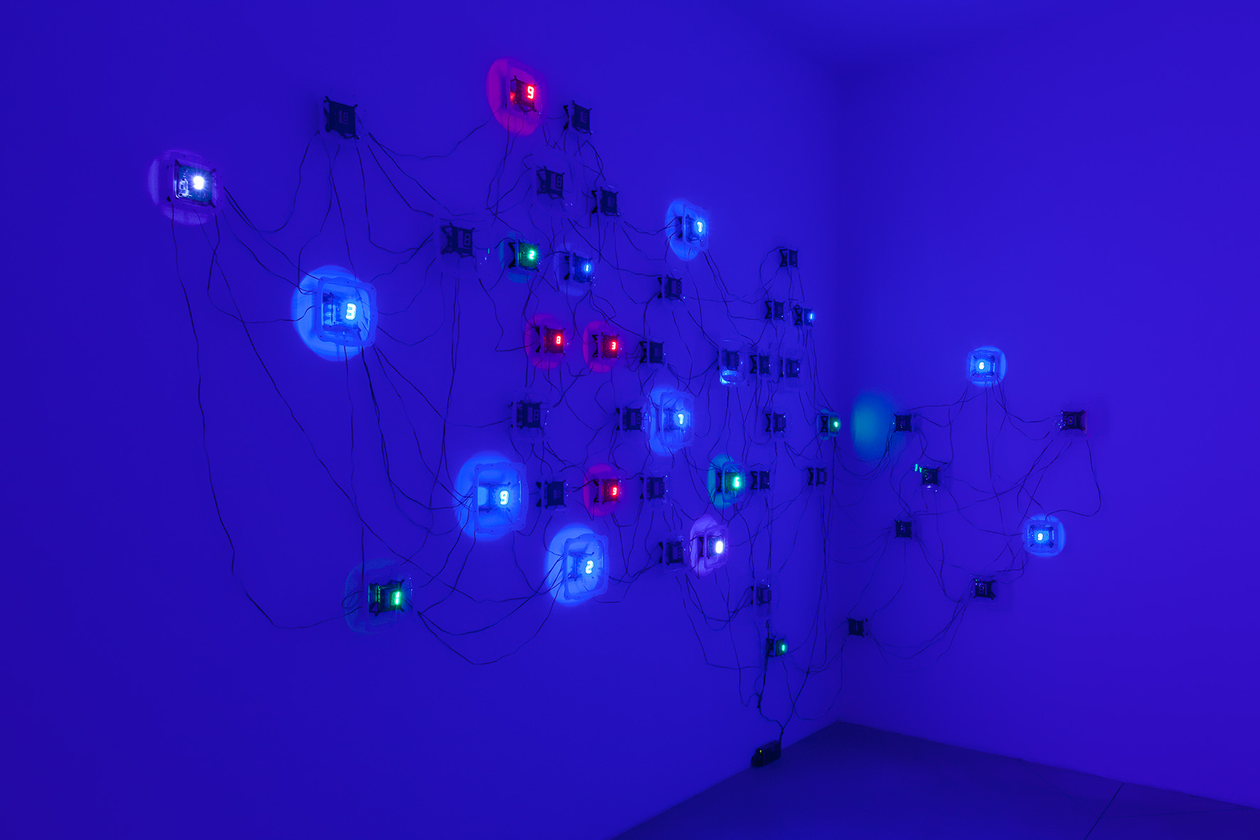 Tatsuo Miyajima, Życie (Corps sans Organes) nr 17, 2013, instalacja, 258,8 × 321,6 × 321,6 cm, własność artysty, © Tatsuo Miyajima i Lisson Gallery
