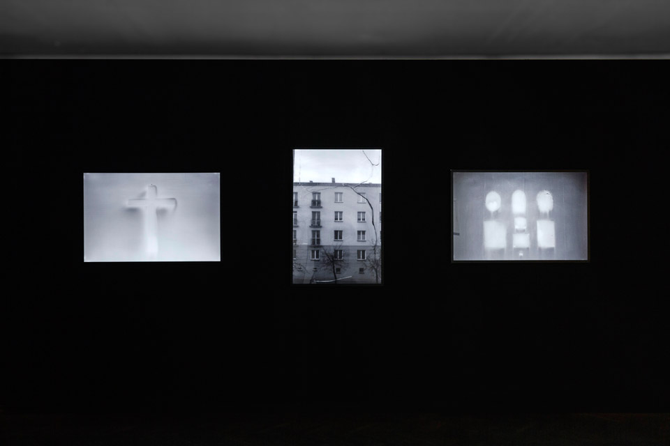 Konrad Kuzyszyn, Dom 1, Dom 2, Dom 3, z serii Milczące Komunikaty, fotografia lightbox 2010/2015