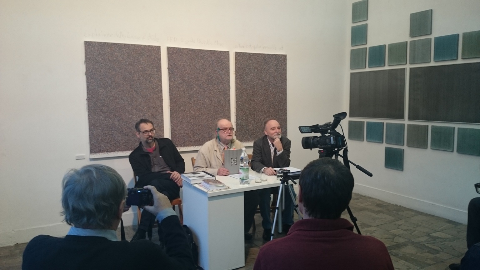 Dyskusja w galerii XXI, od lewej: Sławomir Marze, Przemysław Kulik, Jan S. Wojciechowski