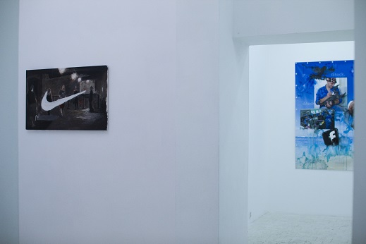 Gas chamber, M.Linow, odmalowany ipad oil paint na płótnie, 2015; Azjatycka imigrantka niosąca torbę z Biedronki na głowie, Stach Szumski, video 1:24 , Warszawa 2014