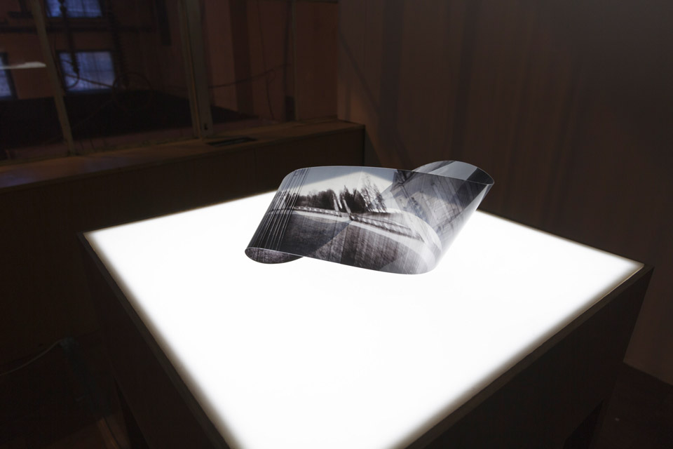 Attila Csörgő, Möbius Space, 2006, folia transparentna, czarno-biały wydruk fotograficzny, stół podświetlany