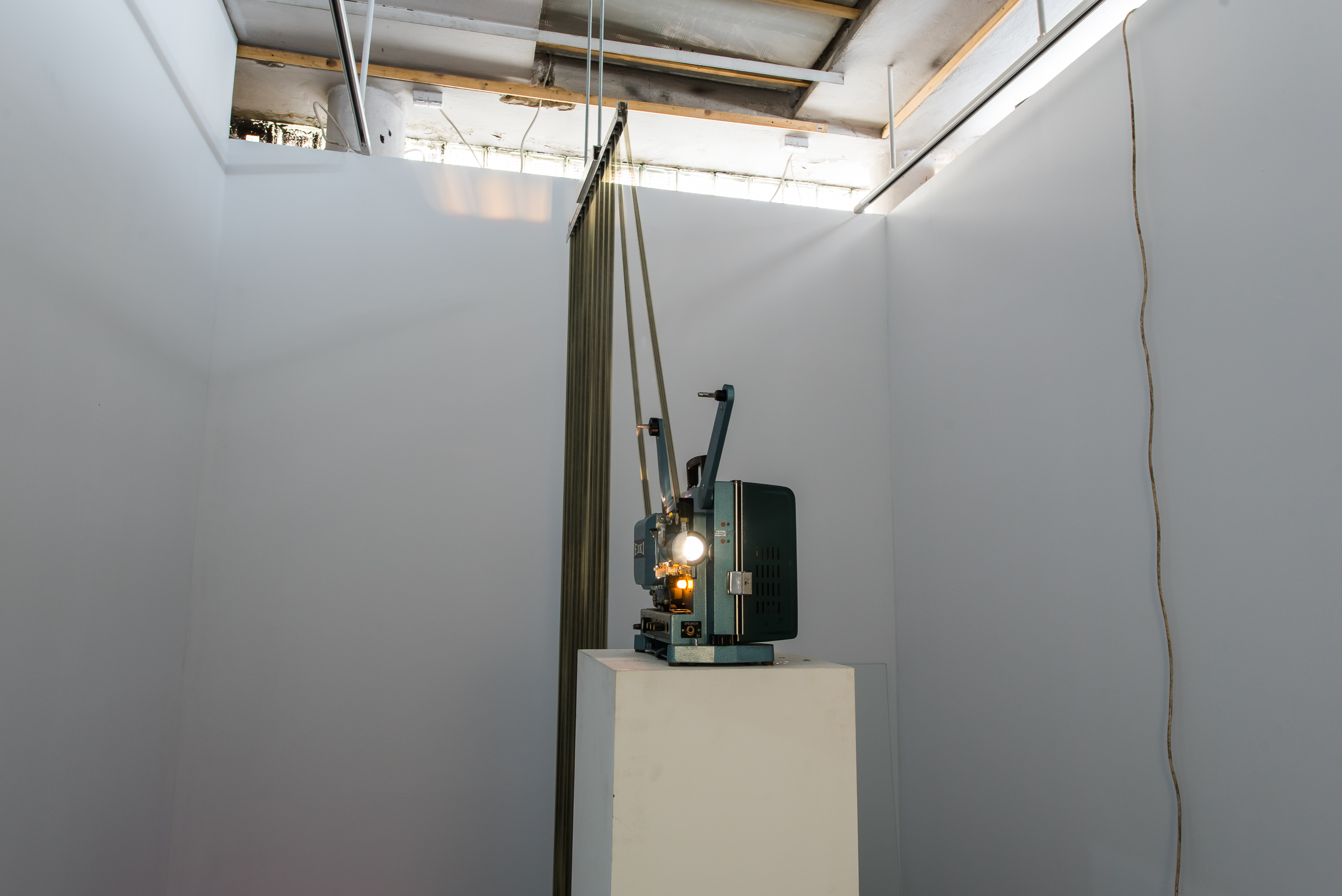 Wolfgang Plöger, Wszelkimi niezbędnymi środkami, 2013, instalacja filmowa, sitodruk na czystej taśmie filmowej, 16 mm, zmienne wymiary, wł. Galerii Konrad Fischer w Berlinie