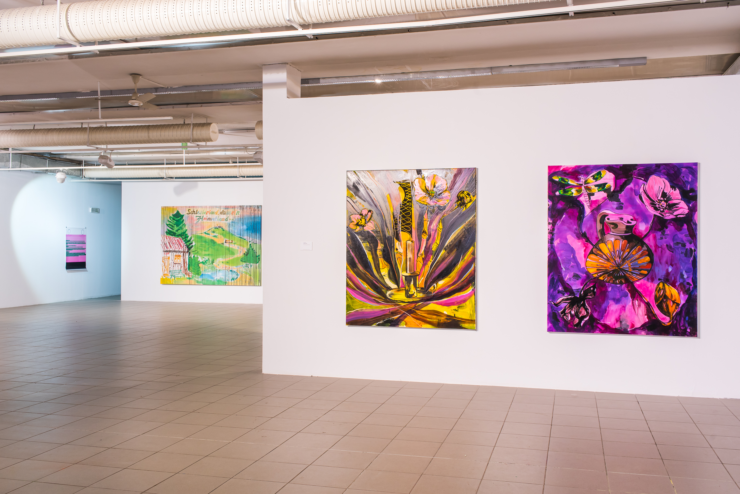 Na pierwszym planie Adam Sak, Glare, 2015, olej i linoryt na płótnie; Jug, 2015, olej na płótnie, wł. Galerii Forsblom w Helsinkach