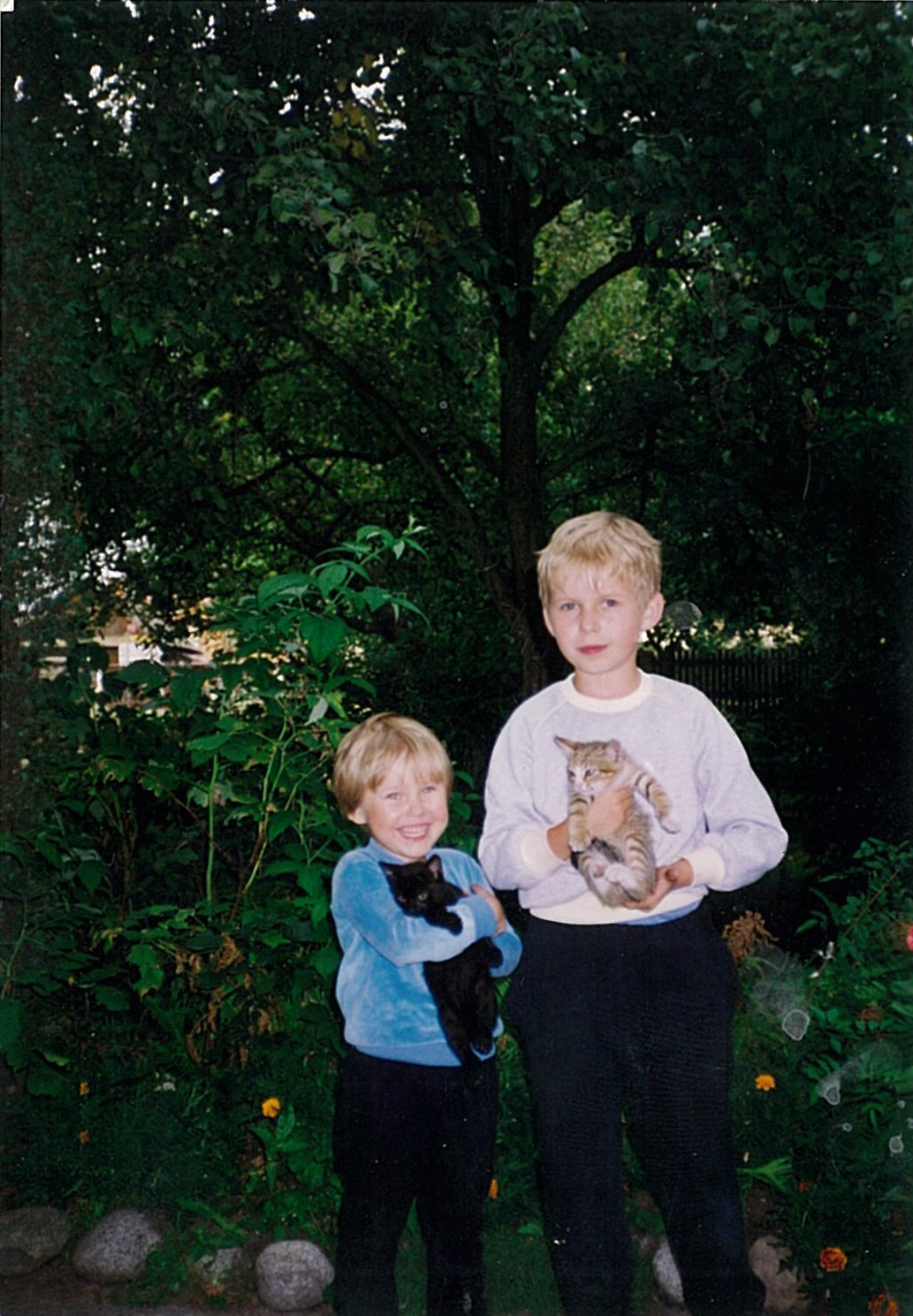 Ja i mój brat Tomek z ukochanymi kotami-przyjaciółmi (Tomek trzyma Manię), 1993