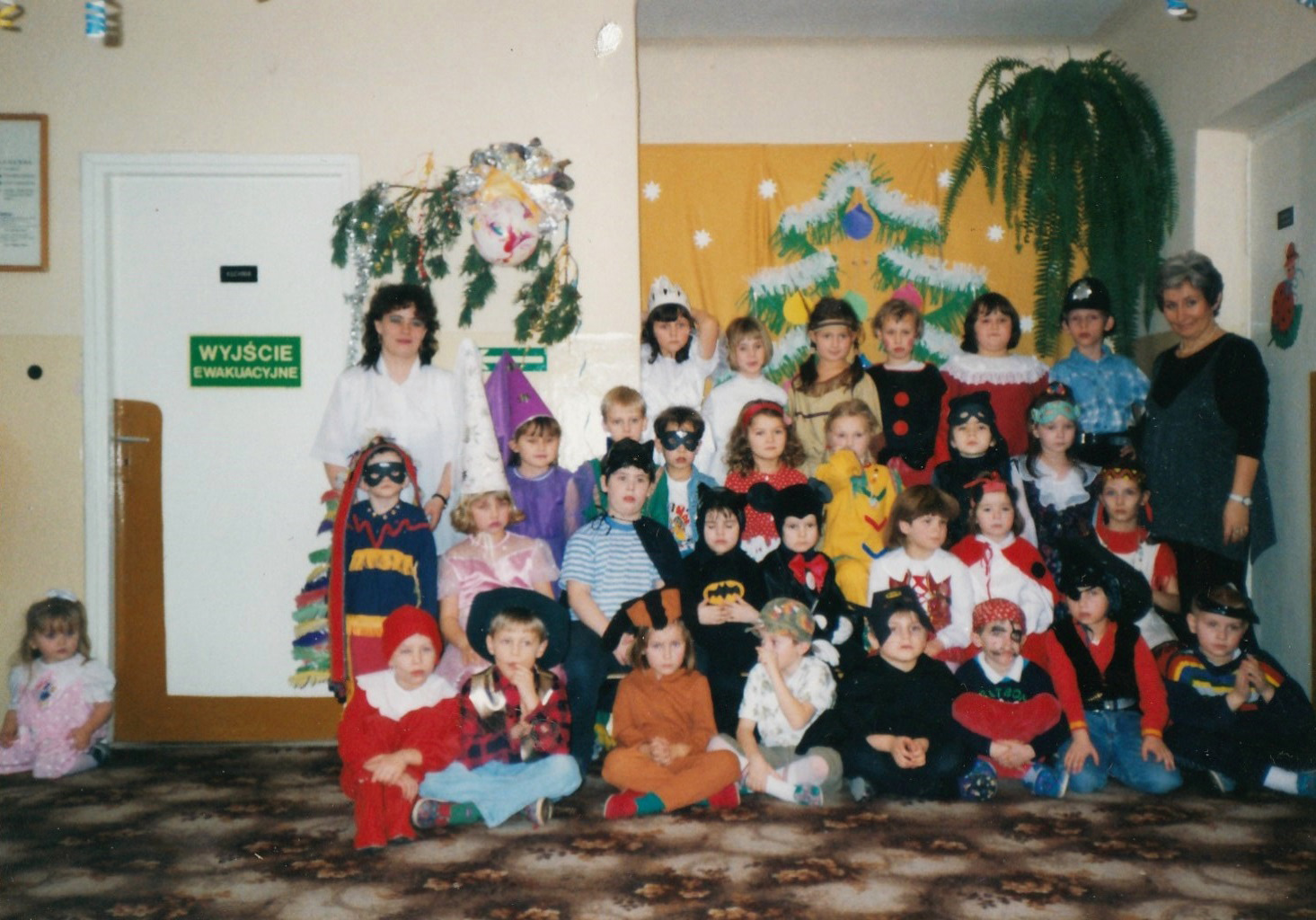 Ja na balu Cezarem, w dolnym rzędzie po turecku, trzecia od lewej, 1996