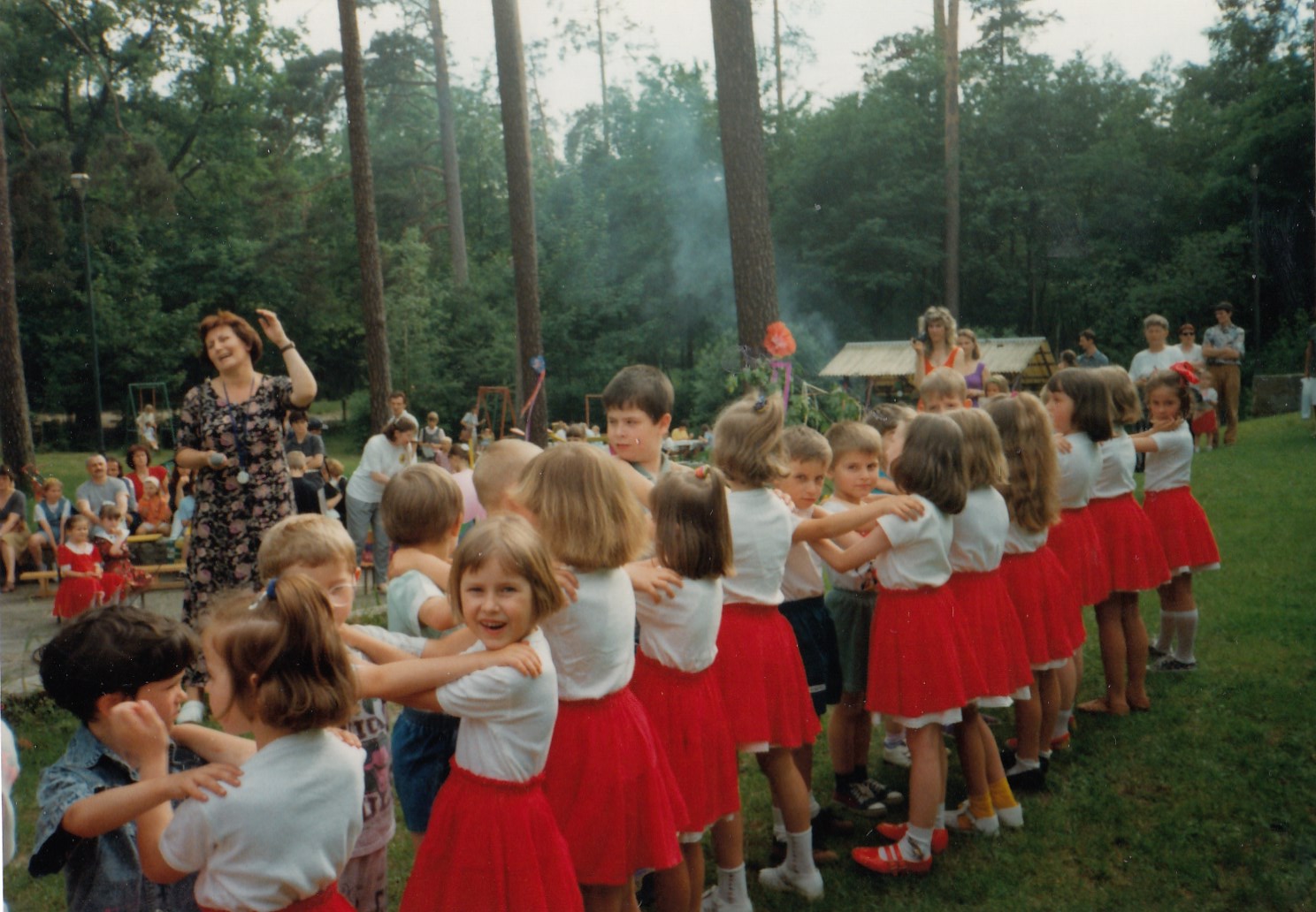 Jeden z przedszkolnych tańców pokazowych kiermaszowo-festynowych, 1996