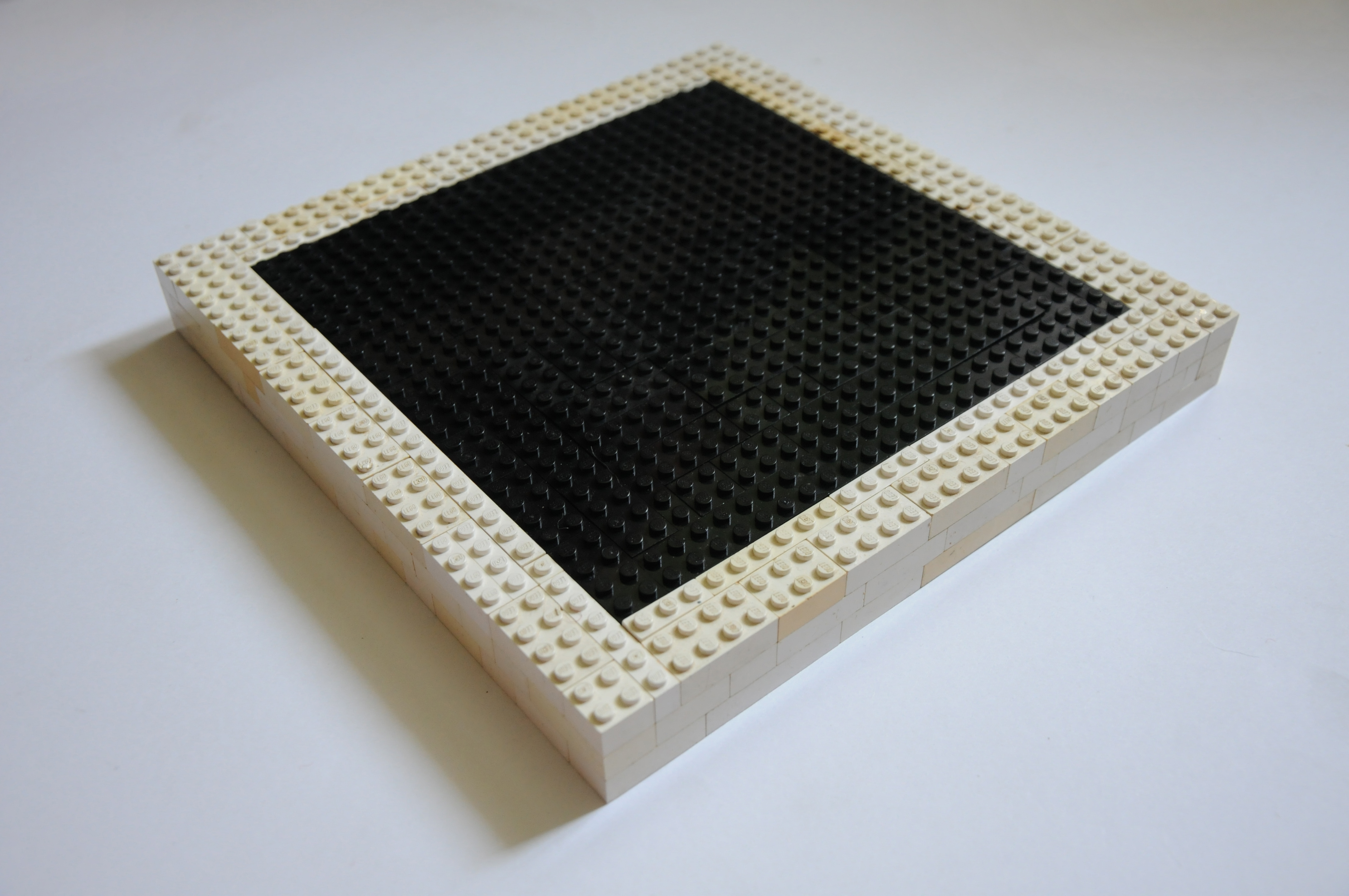 Czarny kwadrat z białą obwódką, obiekt archiwalny