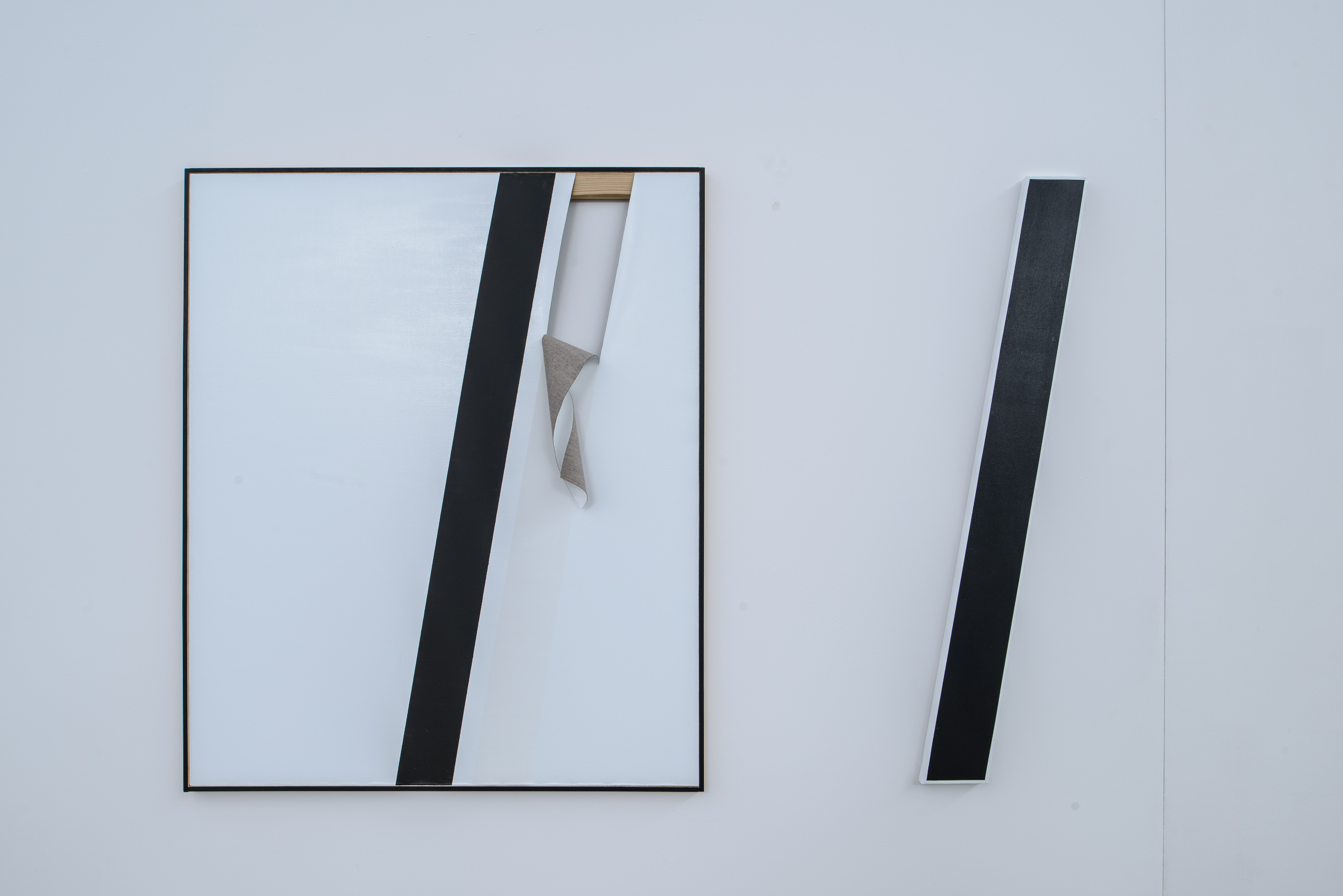 Alice Gaskon, prace z cyklu The Open Work, od lewej: Unfolded (white tear), Black line, 2014 