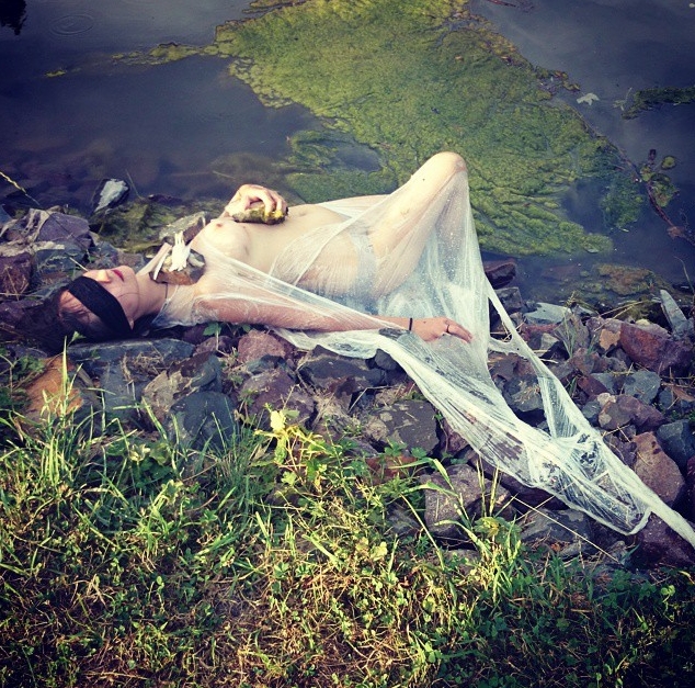 Wodna nimfa (w tej roli Anna Kosarewska) odpoczywa po akcji an kamulcach. Sokołowsko, Festiwal Konteksty