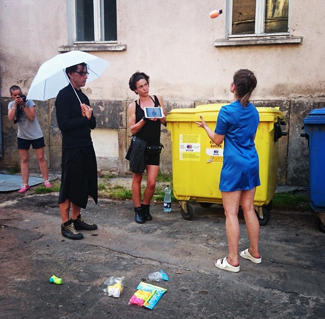 Justyna Łoś uczy się żonglować plastikowymi zabaweczkami. Sokołowsko, festiwal Konteksty