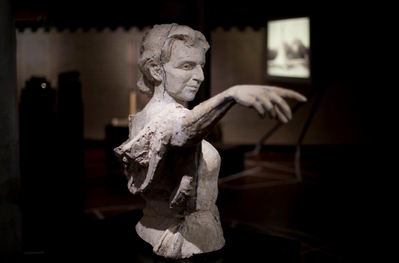 Model rzeźby przedstawiającej Hannę Adamczewską-Wejchert autorstwa Tomasza Wenklara