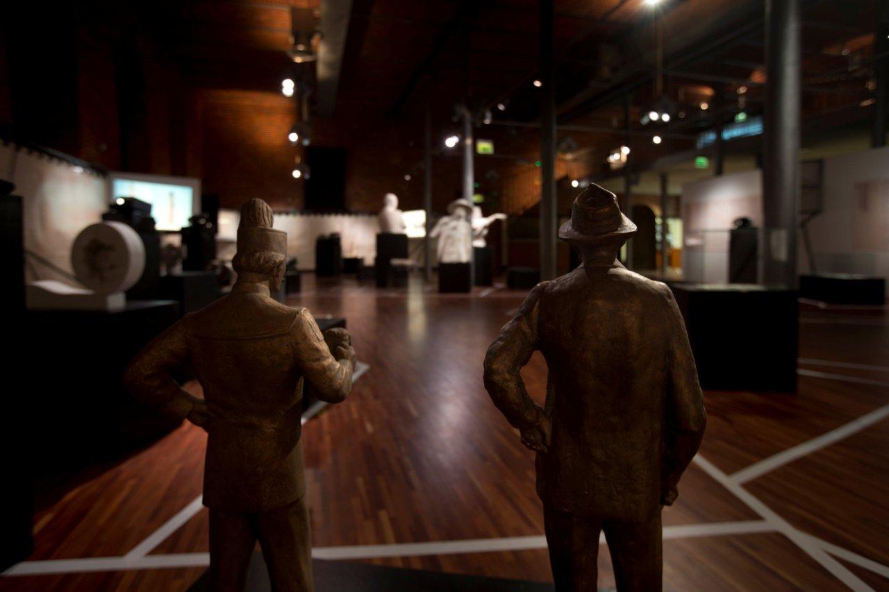 Widok na przestrzeń wystawy zza projektów rzeźb plenerowych autorstwa Augustyna Dyrdy