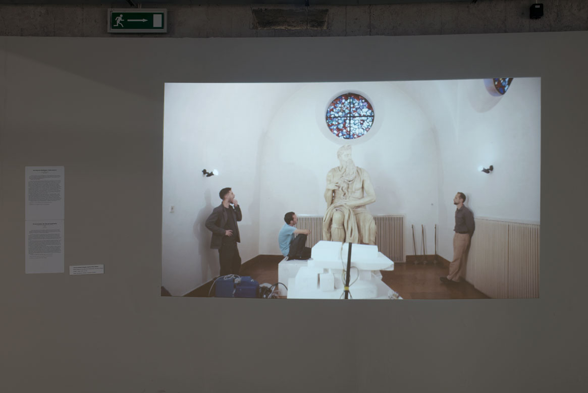 Technica Schweiz (Gergely László & Péter Rákosi), “Bożek wsparcia / der Götze der Vardrängung / the Idol of Denial”, wideo / video, 2015, 22 min. Dzięki uprzejmości artystów