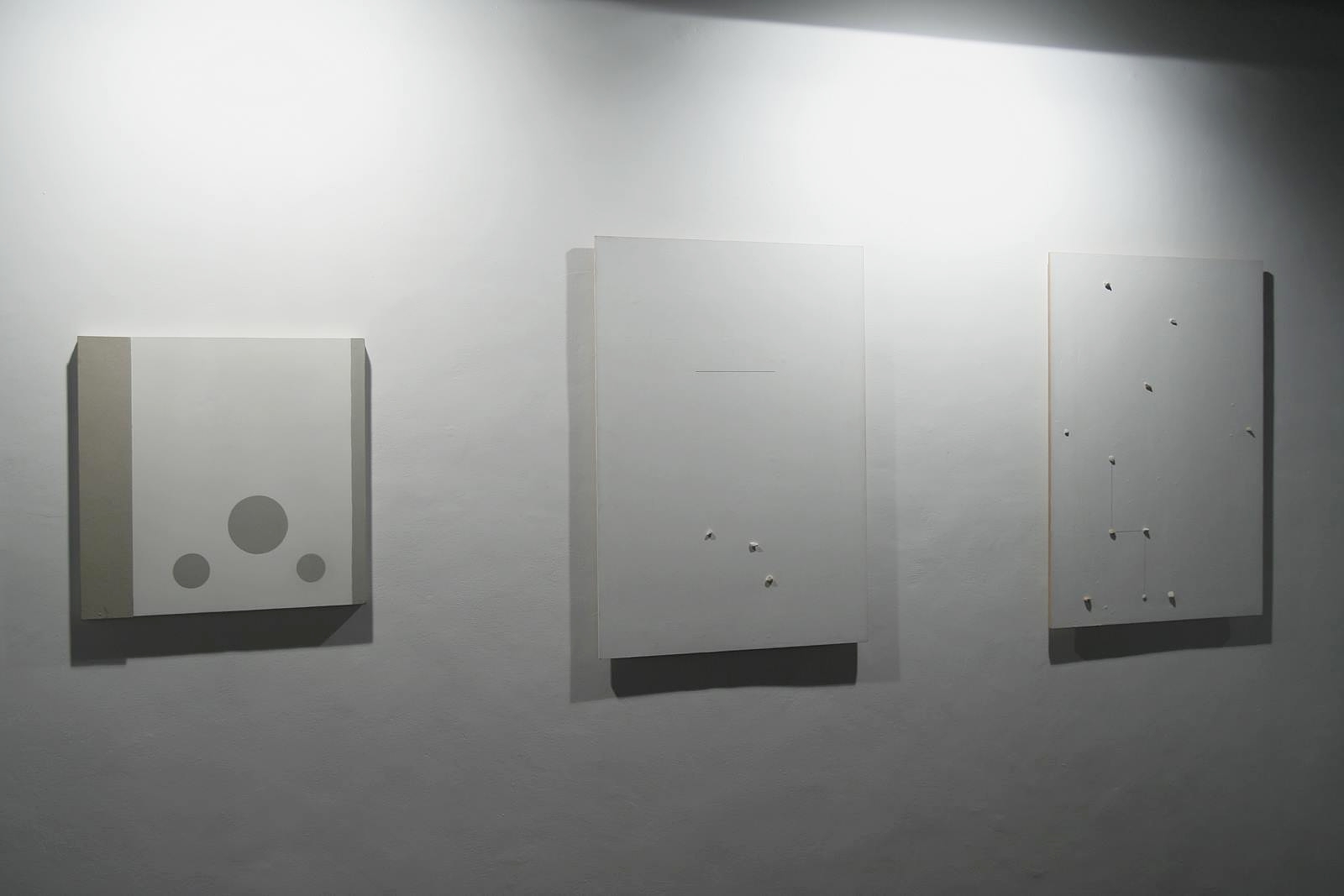 Koji Kamoji, pierwszy od lewej obraz z cyklu "Szablony i nieskończoność", kolejne dwa duże z cyklu "Białe obrazy z kamyczkami", 2013