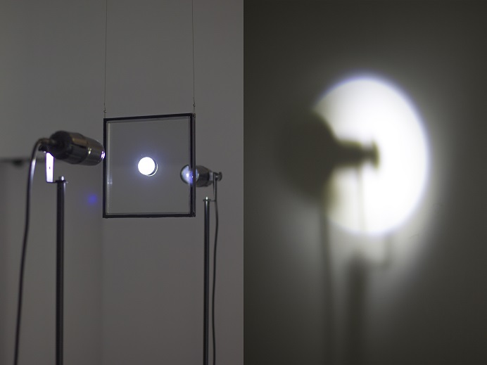 Judith Röder, Schirm (lightdots), 2015, szkło, oświetlenie punktowe odtwarzacz DMX
