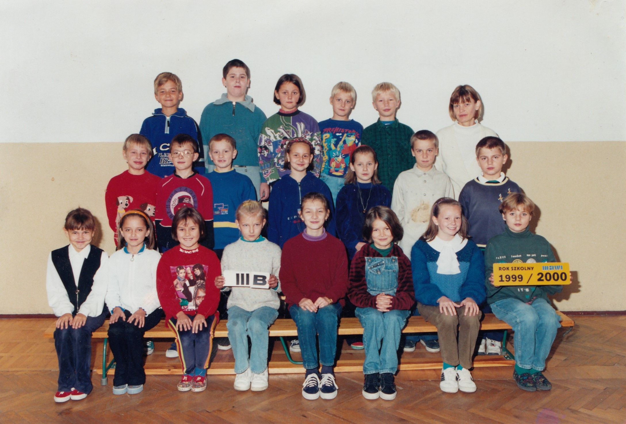 Klasa B III niczym Umarła klasa, stoję w środkowym rzędzie, trzecia od prawej, 1999
