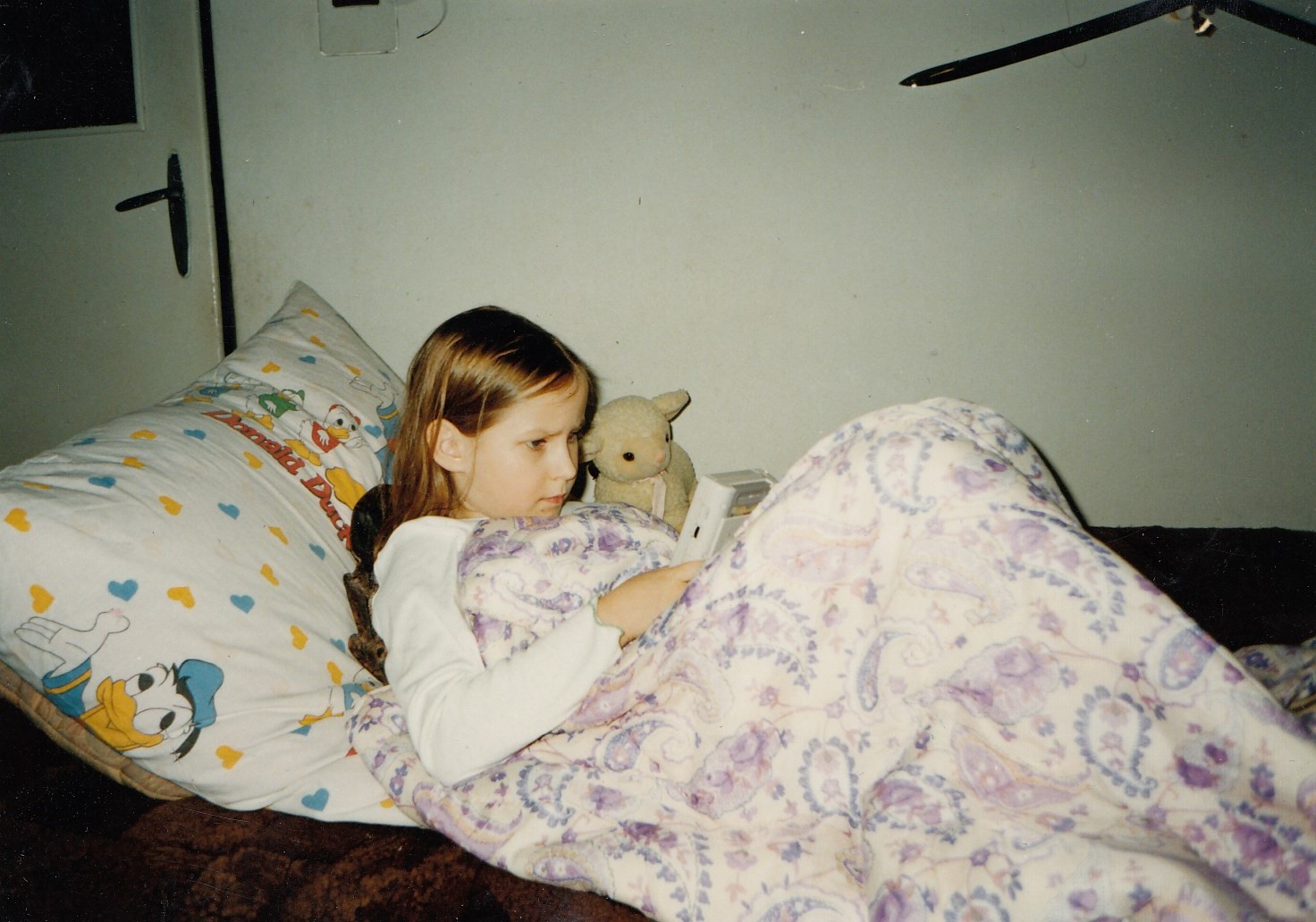 Wsparta na poduszkach, by werniksem damarowym nie zakrztusić się, zabijam czas grając w Tetris na Game Boyu, 1999